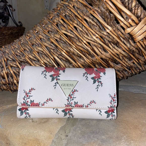 Guess Handbags - 🌸Guess Wallet, good condition🌸
